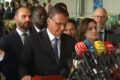 Jair Bolsonaro e Carlos Bolsonaro em reunião política após derrota eleitoral