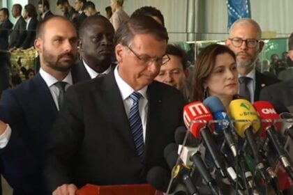 Jair Bolsonaro e Carlos Bolsonaro em reunião política após derrota eleitoral
