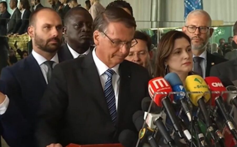 Jair Bolsonaro e Carlos Bolsonaro em reunião política após derrota eleitoral