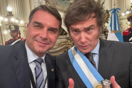 Encontro discreto em Foz do Iguaçu entre estrategista de Milei e Flávio Bolsonaro na tríplice fronteira