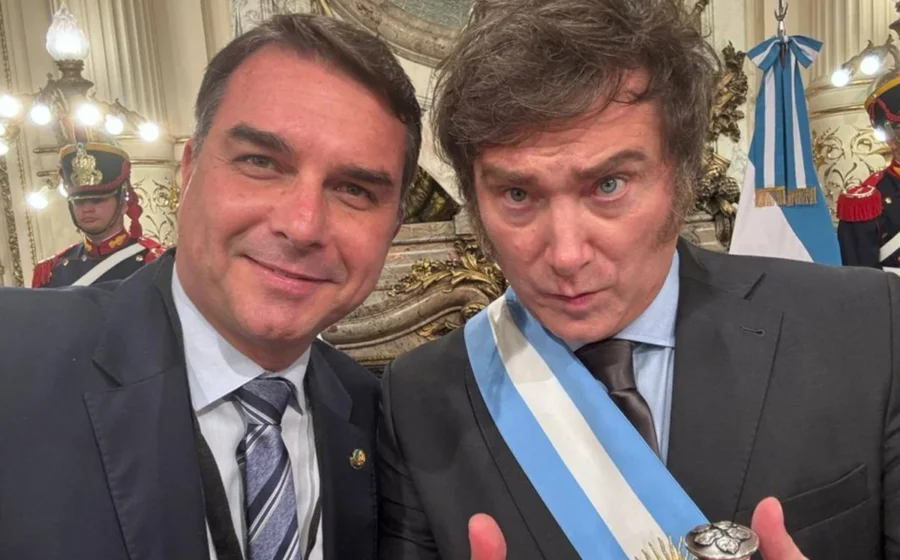 Encontro discreto em Foz do Iguaçu entre estrategista de Milei e Flávio Bolsonaro na tríplice fronteira