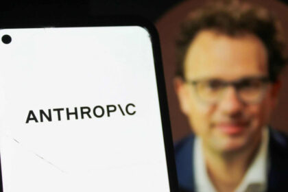 Dario Amodei, CEO da Anthropic, em retrato profissional com fundo de código neural representando IA segura