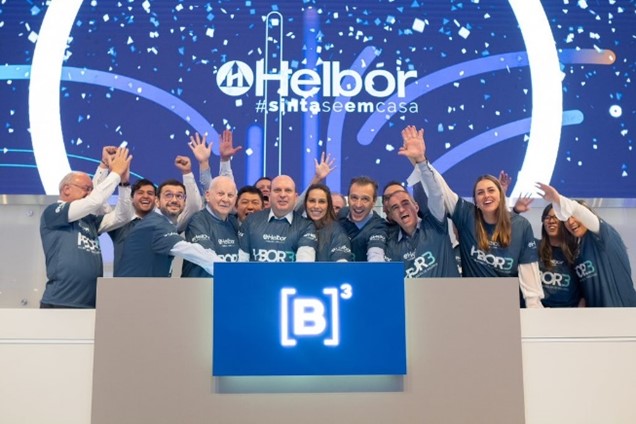 Gráfico da bolsa B3 com logotipo da Helbor e seta descendente indicando OPA com desconto de 13%