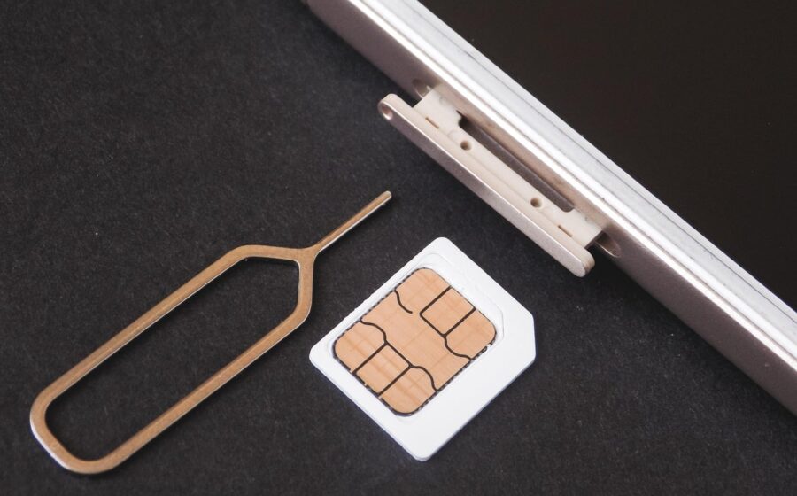 Pessoa fazendo reconhecimento facial no celular para validação biométrica da Anatel