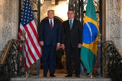 Ilustração conceitual sobre fim do liberalismo e ascensão de líderes iliberais como Trump e Bolsonaro
