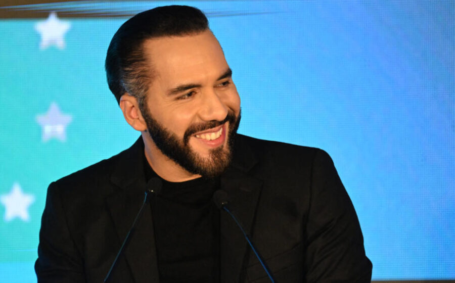 Presidente Bukele ao lado de símbolo do Bitcoin com seta descendente representando fim da adoção obrigatória em El Salvador