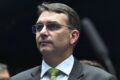 João Doria e Flávio Bolsonaro em gesto de aliança política para 2026