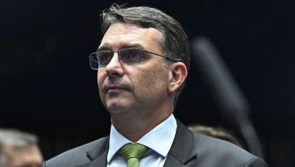 João Doria e Flávio Bolsonaro em gesto de aliança política para 2026
