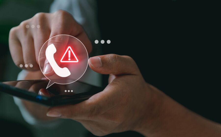 Hacker enviando e-mail de phishing para funcionário distraído no escritório, representando engenharia social corporativa