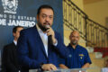 Governador filmando buracos e enchentes com celular durante campanha eleitoral
