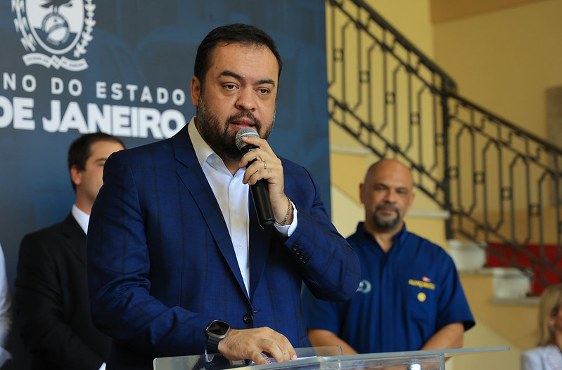 Governador filmando buracos e enchentes com celular durante campanha eleitoral