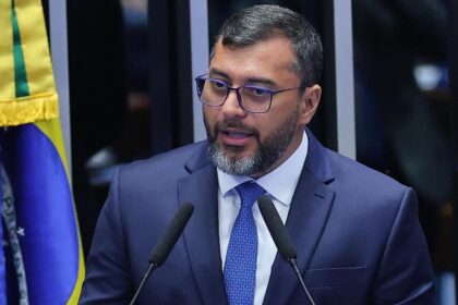 Governador Juninho da Van em vídeo curto no celular diante de buraco na estrada