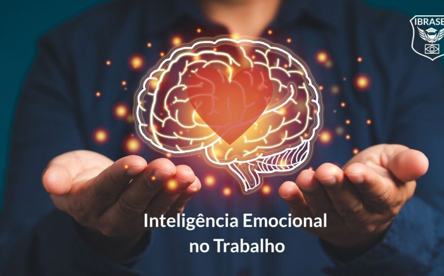 Profissional conversa com cachorro no escritório demonstrando empatia e inteligência emocional