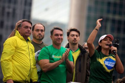 Pastores evangélicos e Flávio Bolsonaro em encontro político, bastidores de apoio calculado