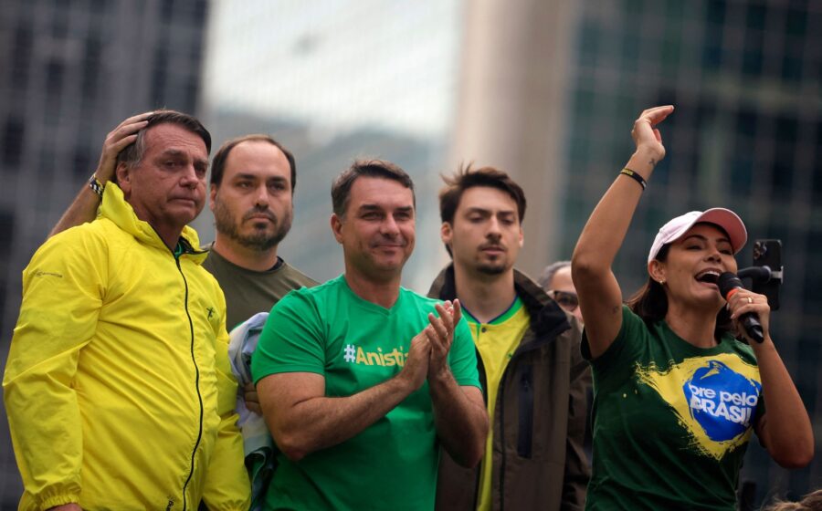Pastores evangélicos e Flávio Bolsonaro em encontro político, bastidores de apoio calculado