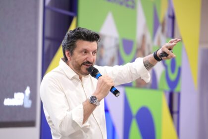 Lito Sousa, piloto e youtuber de aviação com 4 milhões de inscritos, em seu estúdio