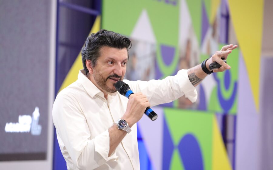 Lito Sousa, piloto e youtuber de aviação com 4 milhões de inscritos, em seu estúdio