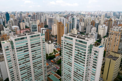 Vista aérea de São José dos Campos com destaque para zona urbana valorizada, metro quadrado a R$ 9,6 mil