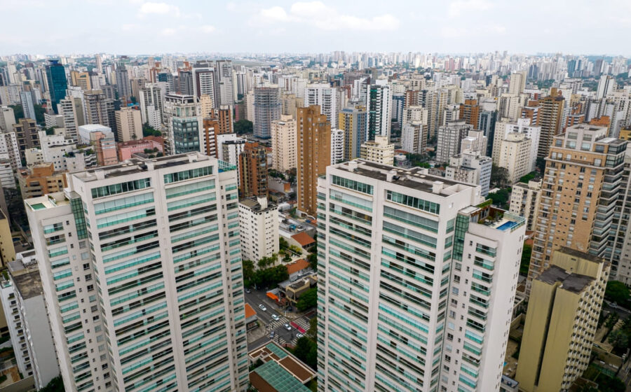 Vista aérea de São José dos Campos com destaque para zona urbana valorizada, metro quadrado a R$ 9,6 mil