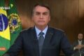 Trabalhador verifica relógio e contrato de zero hora representando modelo defendido por Flávio Bolsonaro