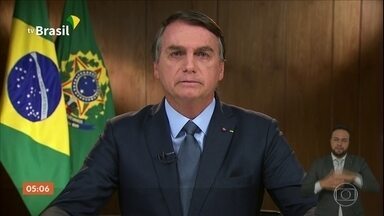 Trabalhador verifica relógio e contrato de zero hora representando modelo defendido por Flávio Bolsonaro