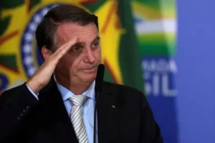 Gráfico de estagnação econômica do Brasil com símbolos de polarização política e risco institucional