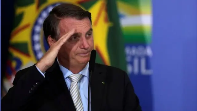 Gráfico de estagnação econômica do Brasil com símbolos de polarização política e risco institucional