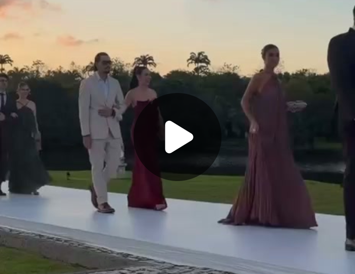 Bianca Andrade entra sozinha na nave da capela no casamento de Juliette