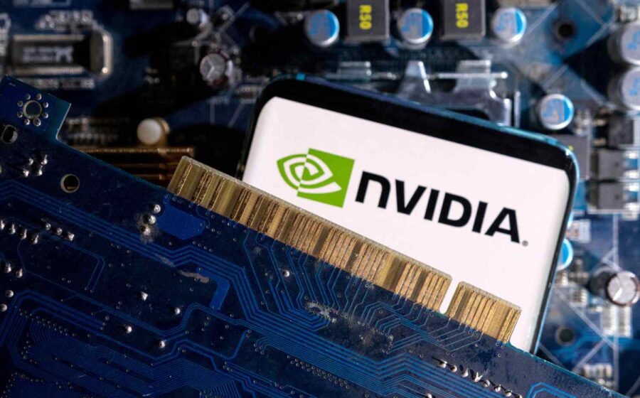 Chips Nvidia H100 em data center Amazon AWS representando operação financeira de US$ 8 bilhões