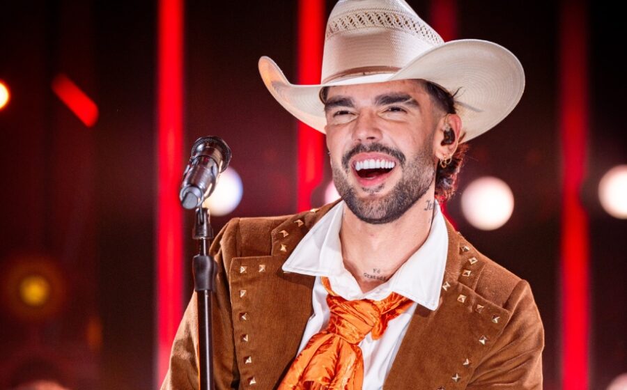 Luan Pereira no palco da Villa Country gravando álbum audiovisual "Eu te amo rodeio" com fusão de agronejo e sertanejo romântico