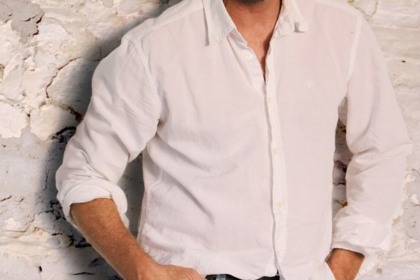 Noah Wyle sorrindo, eleito homem mais sexy 2026 pela People, quebra padrão de galã hollywoodiano