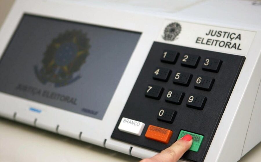 Urna eletrônica exibindo número 13 para Lula nas eleições 2026