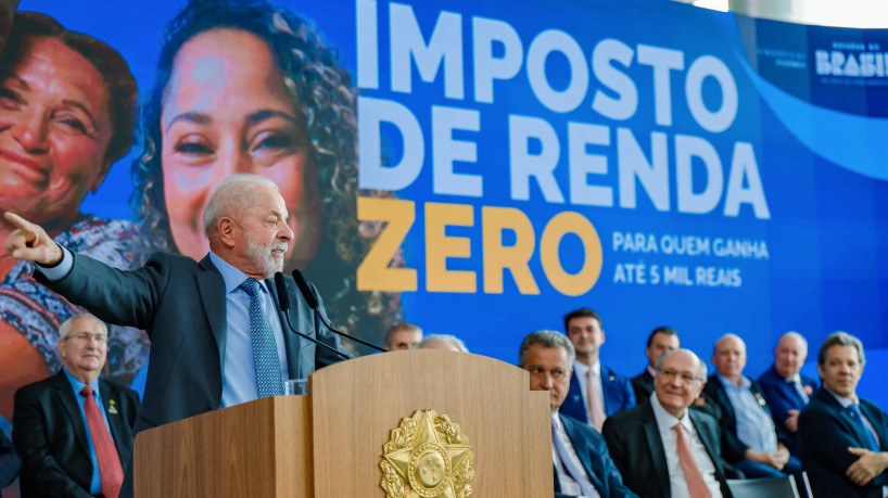 Microempreendedor individual comemorando perdão de dívidas e formalização do CNPJ