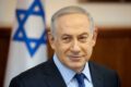 Benjamin Netanyahu discursando com gráficos de blockchain e símbolos de sanções bancárias ao fundo