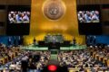 Munição com códigos de rastreamento em mesa de Senado com bandeira da ONU ao fundo