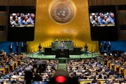 Munição com códigos de rastreamento em mesa de Senado com bandeira da ONU ao fundo