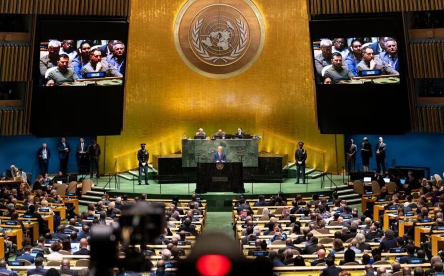 Munição com códigos de rastreamento em mesa de Senado com bandeira da ONU ao fundo