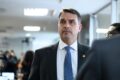 Senador Flávio Bolsonaro em retrato oficial, simbolizando investigações sobre alianças políticas, milícias e apostas online
