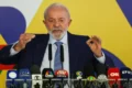 Lula discursa após vitória em 2026 com gráficos econômicos ao fundo simbolizando desafio fiscal