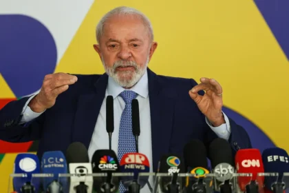 Lula discursa após vitória em 2026 com gráficos econômicos ao fundo simbolizando desafio fiscal