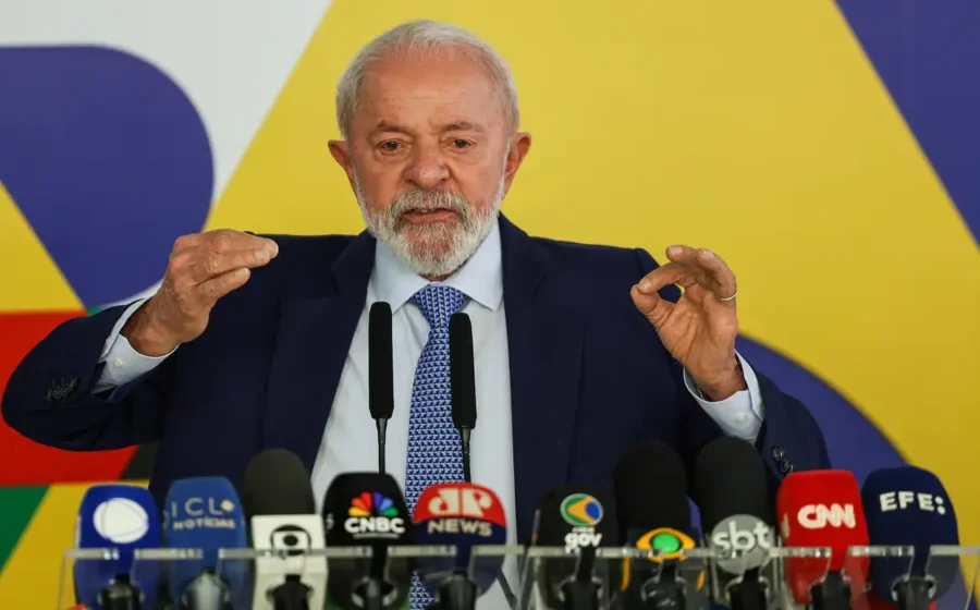 Lula discursa após vitória em 2026 com gráficos econômicos ao fundo simbolizando desafio fiscal