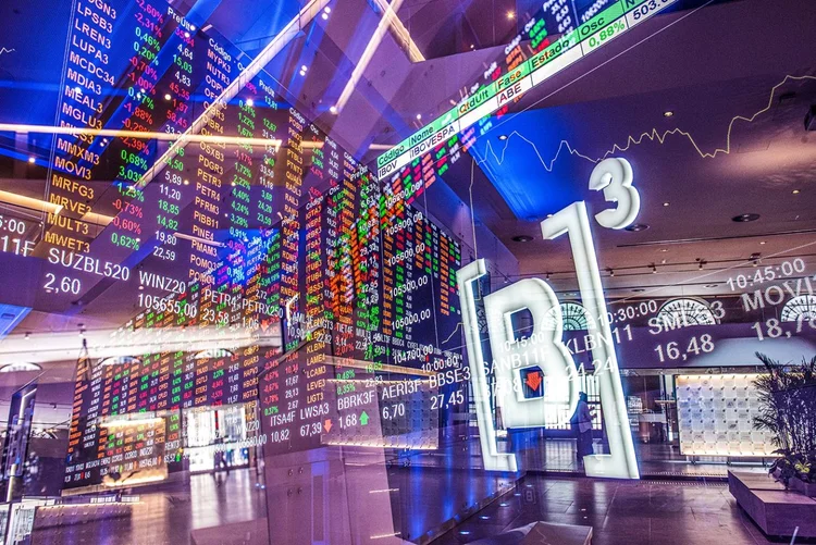 Gráfico do Ibovespa e barril de petróleo com bandeira do Brasil ao fundo, simbolizando mercado financeiro, eleição e alta do Brent a US$ 111