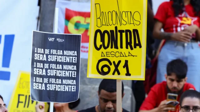 Trabalhadores brasileiros com carteira de trabalho e bandeira do Brasil representando reforma da CLT