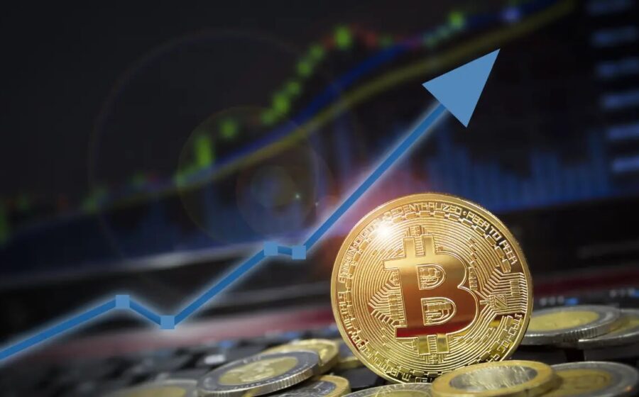 Gráfico de velas do Bitcoin disparando para US$ 87.100 com liquidação de shorts