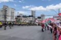 Flávio Bolsonaro discursa em palanque na orla da Barra da Tijuca, Rio, véspera do 2º turno