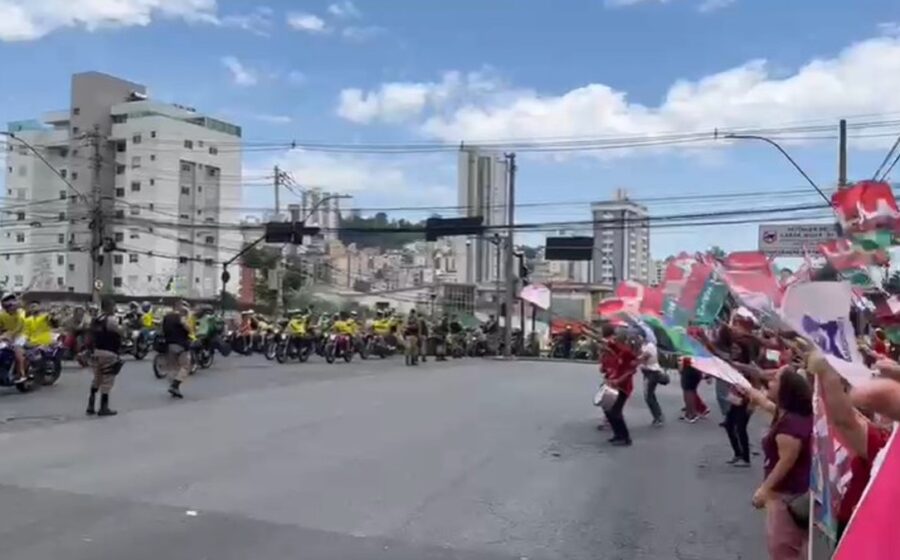Flávio Bolsonaro discursa em palanque na orla da Barra da Tijuca, Rio, véspera do 2º turno