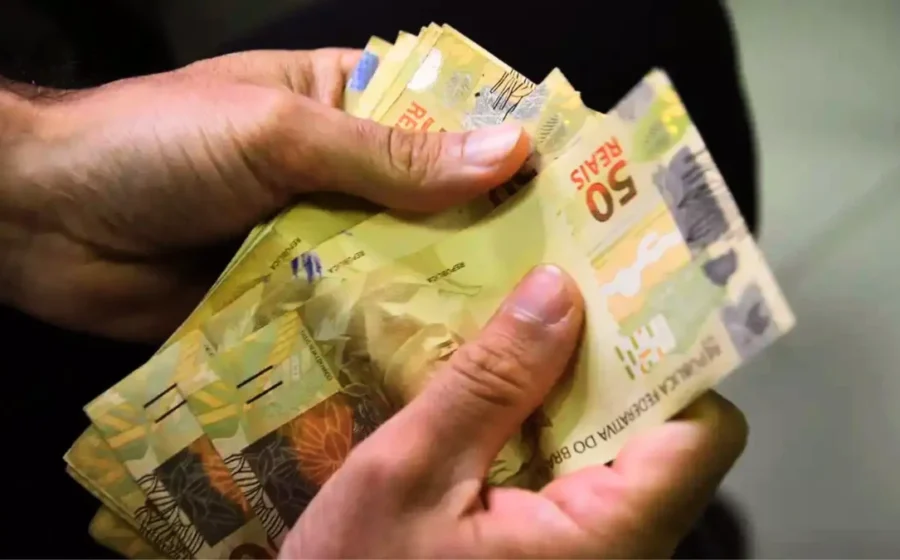 Gestores de fundos de pensão brasileiros analisam gráficos de investimentos internacionais e ativos no exterior