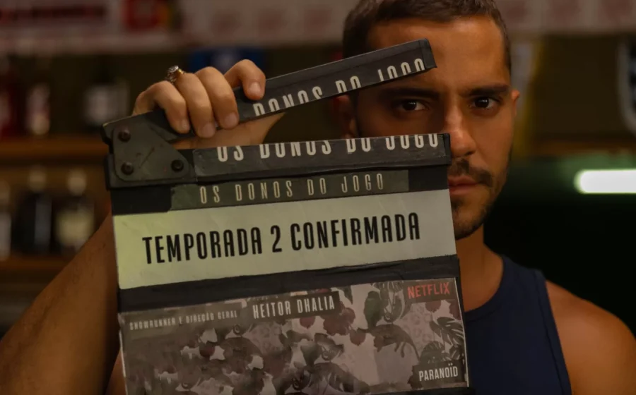 Gestores de fundos de pensão analisam gráfico de alocação internacional com setas indicando saída dos EUA e entrada em outros mercados