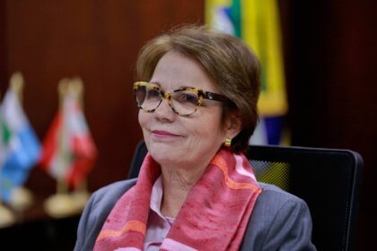 Senadora Tereza Cristina em destaque no plenário do Senado, simbolizando ruptura com PP e União Brasil sobre apoio a Davi Alcolumbre