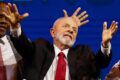 Lula em discurso no Planalto com gráfico de queda da B3 e alta do dólar ao fundo